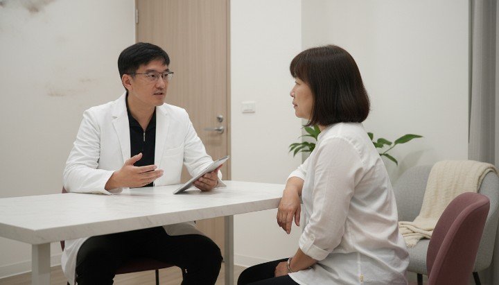 1. 專業醫師解說如何從源頭預防塵蟎過敏症狀 2. 使用高溫熱水清洗寢具以減少塵蟎過敏原累積 3. 定期清潔冷氣濾網有助於改善塵蟎過敏環境 4. 調整室內濕度至五十趴以下抑制塵蟎過敏發生