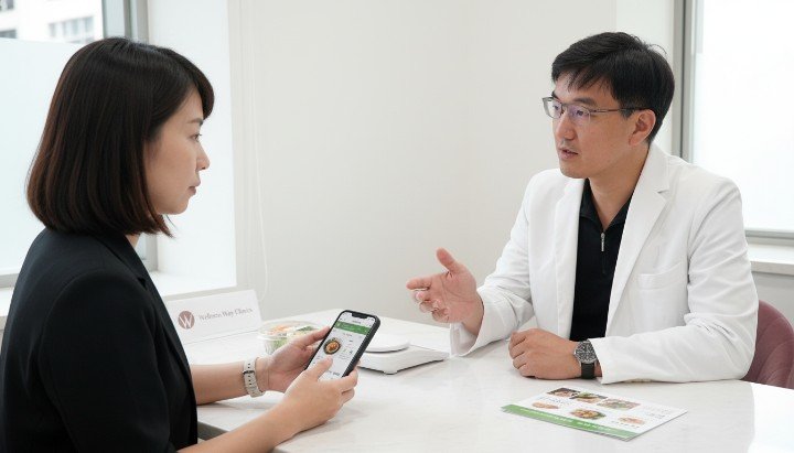 醫師於診間與患者說明減肥針便利性優勢 忙碌上班族在家體驗減肥針便利性的操作過程 醫護人員展示瘦瘦筆結構與減肥針便利性特點 專業醫師評估報告顯示減肥針便利性數據分析