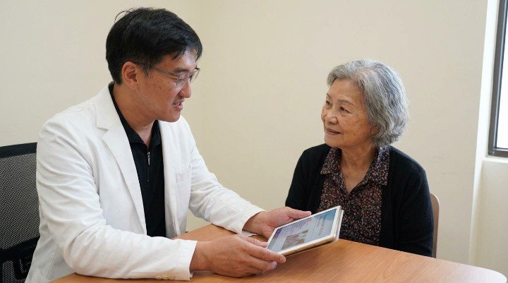 醫護人員操作電腦顯示AI醫療應用分析數據 實驗室中篩選優質細胞的AI醫療應用場景 診間內醫師向患者解釋AI醫療應用的成效 智慧型穿戴裝置結合AI醫療應用監測修復